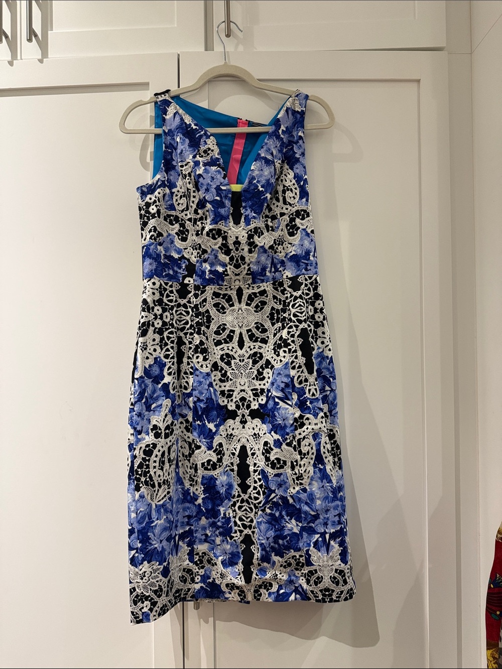 Elie Tahari Blue and White Floral V-Neck Sleeveless Dress